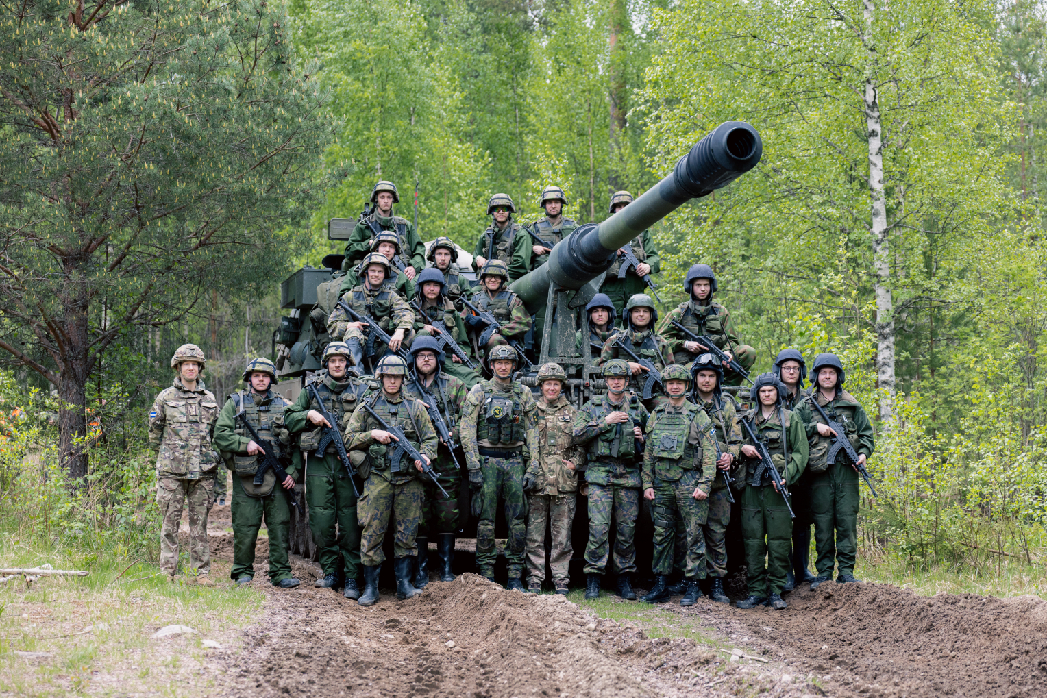 Kommendören för Armén generallöjtnant Pasi Välimäki tillsammans med reservisternas och soldater
