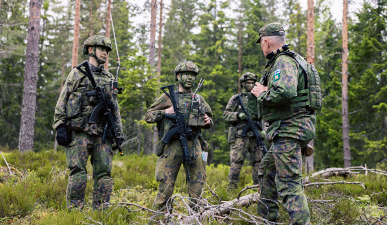 Commander of the Army, Lieutenant General Pasi Välimäki with soldiers