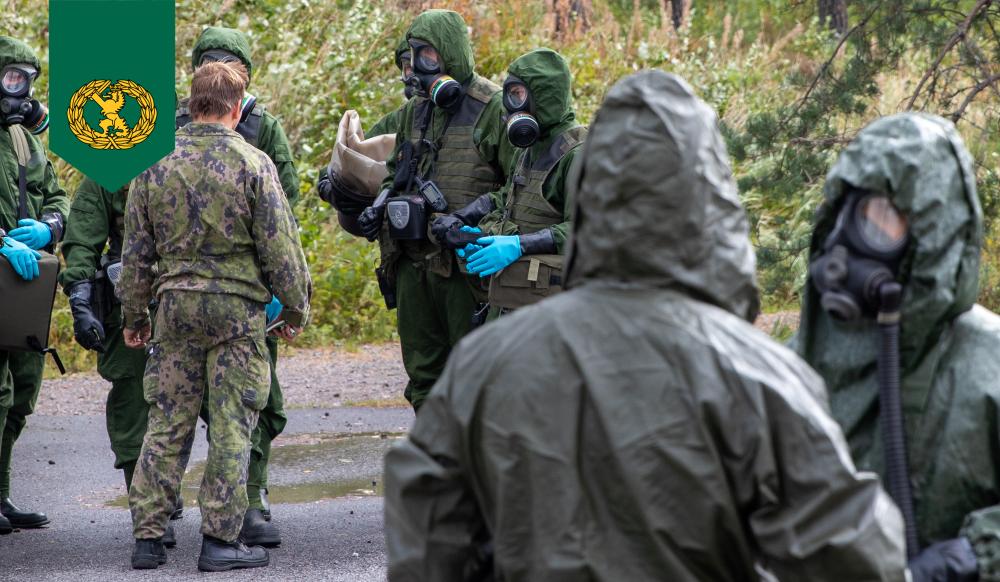 Kuvituskuva, jossa on suojelu- ja taisteluvarustukseen pukeutuneita sotilaita ja yksi maastopukuinen sotilas.
