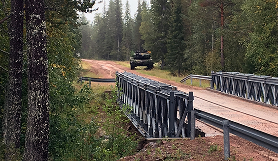 Panssarivaunu lähestyy siltaa