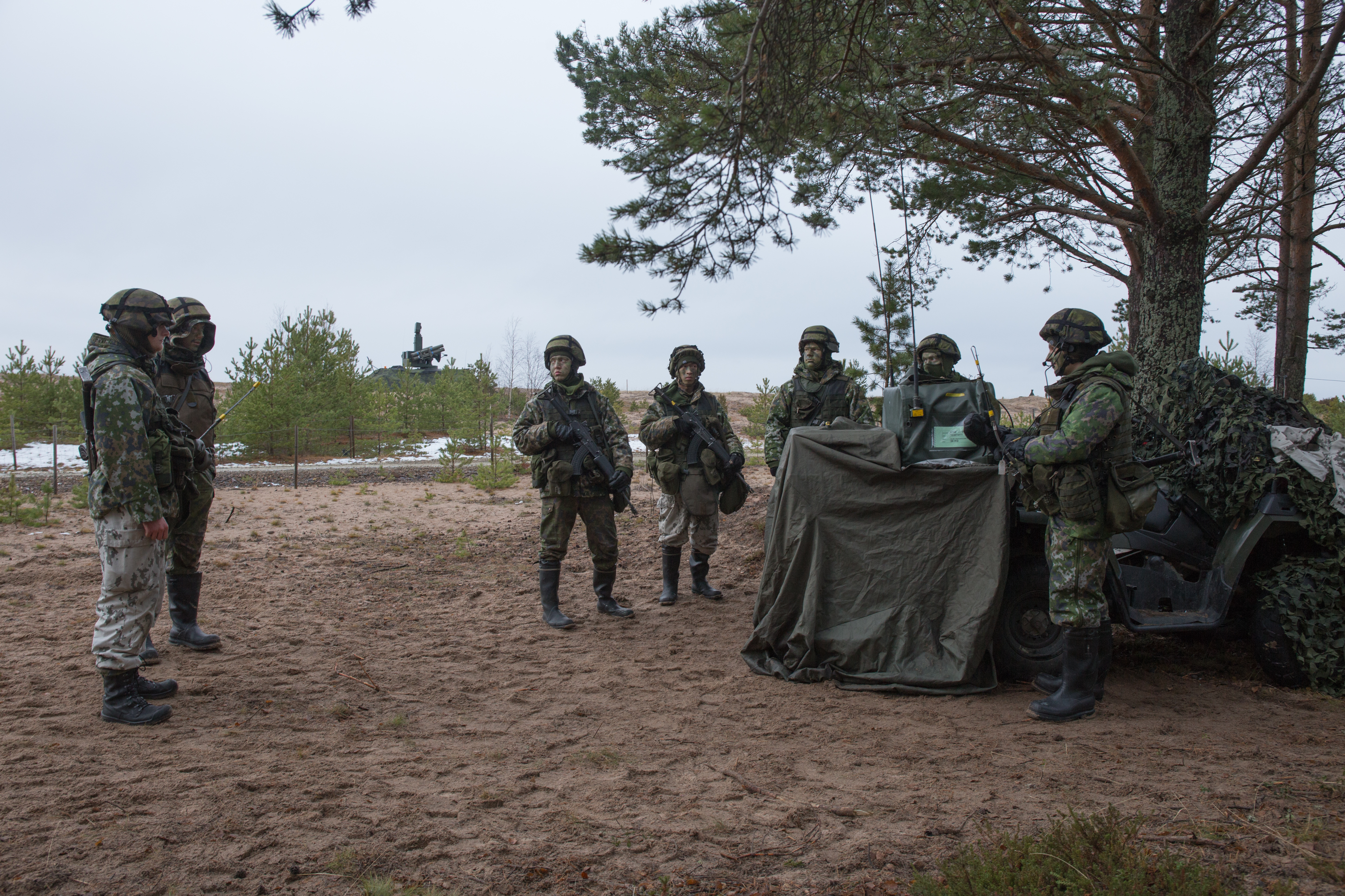 Sotilaat kokoontuneena mönkijän ympärille