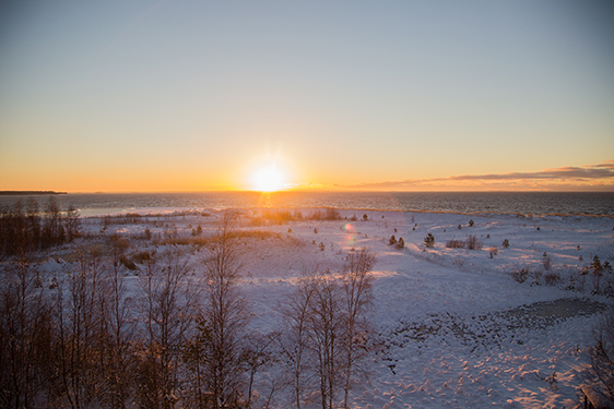 Auringonlasku talvisessa maisemassa