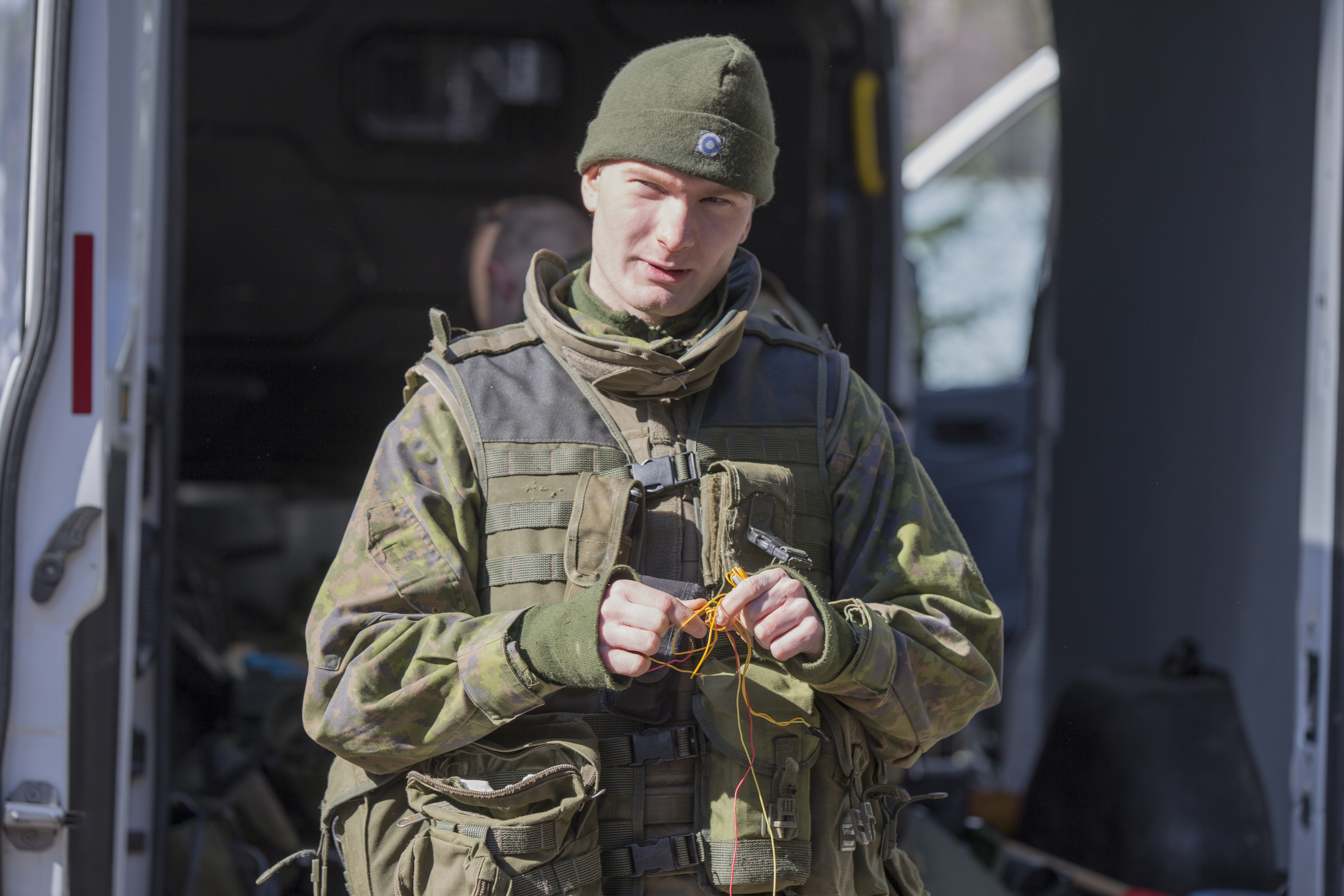 Lieutenant Salonen's power cord in his hands