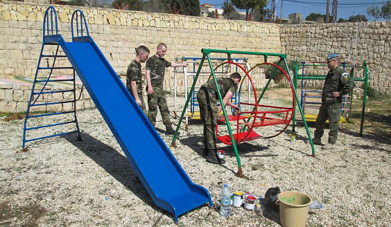 Sotilaita lasten leikkipuistossa
