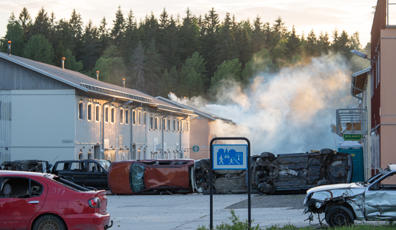 Rikkinäisiä autoja ja savua kaupungissa