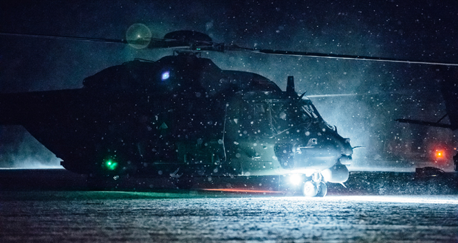 NH90-helikopteri lähdössä pimeälennolle