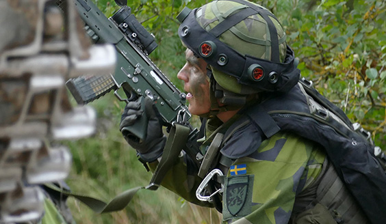 En svensk soldat med ett anfallsgevär