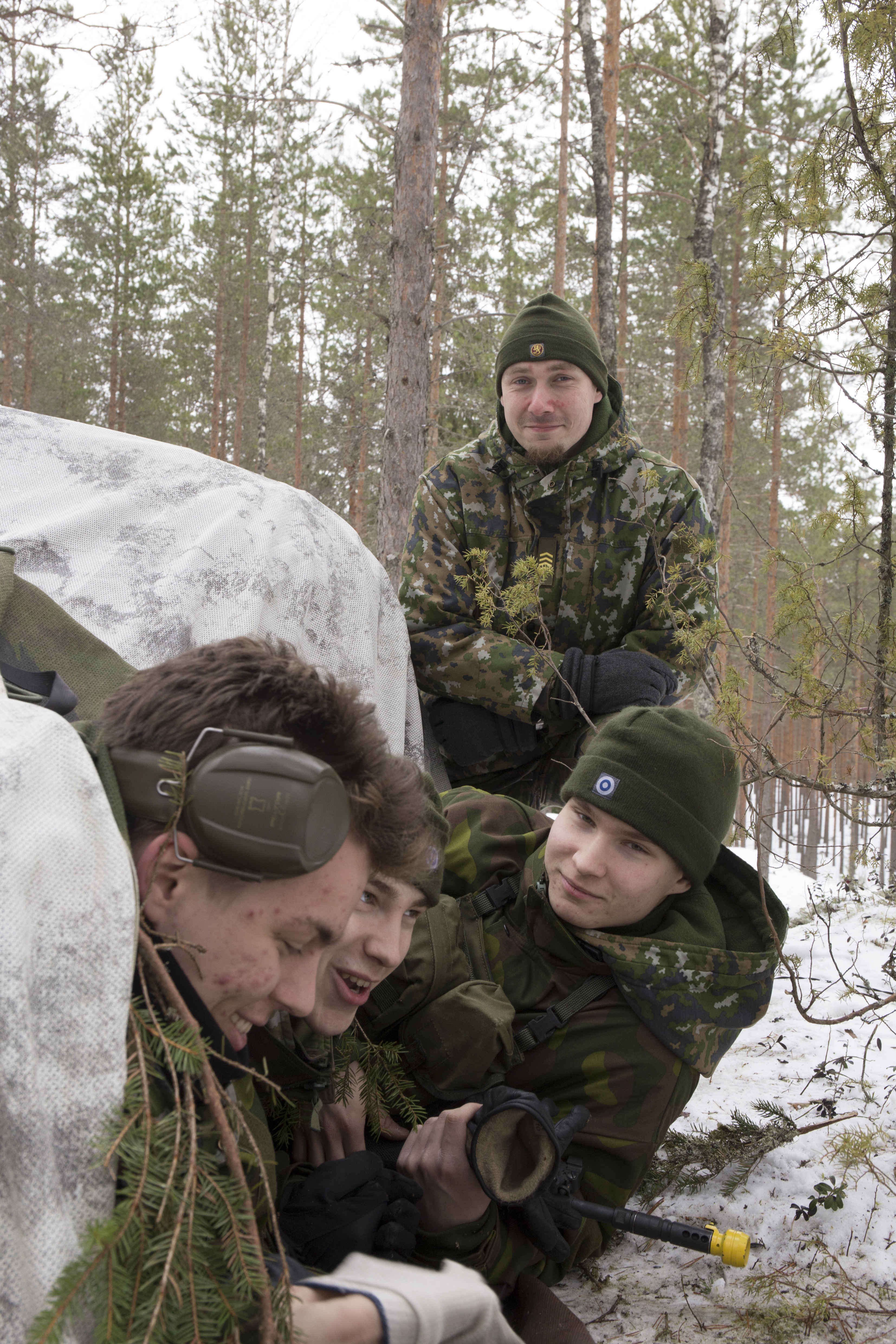 Sotilaat makaavat naamioidussa asemassa ja naureskelevat