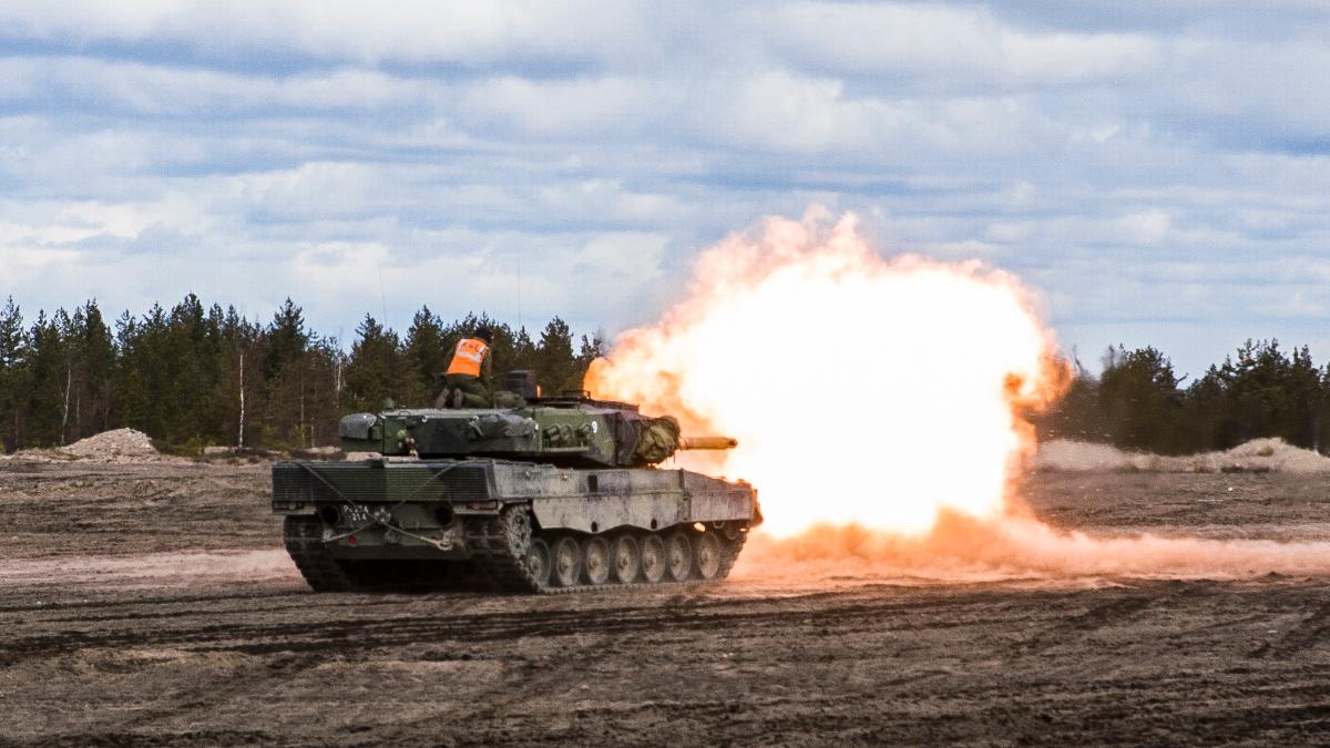 Leopard panssarivaunu tähtää maalitauluun