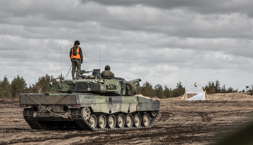 Leopard tank aims at the target