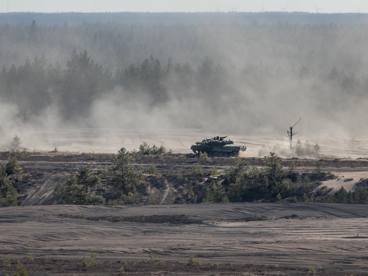 Panssarivaunu hiekkaisessa maastossa