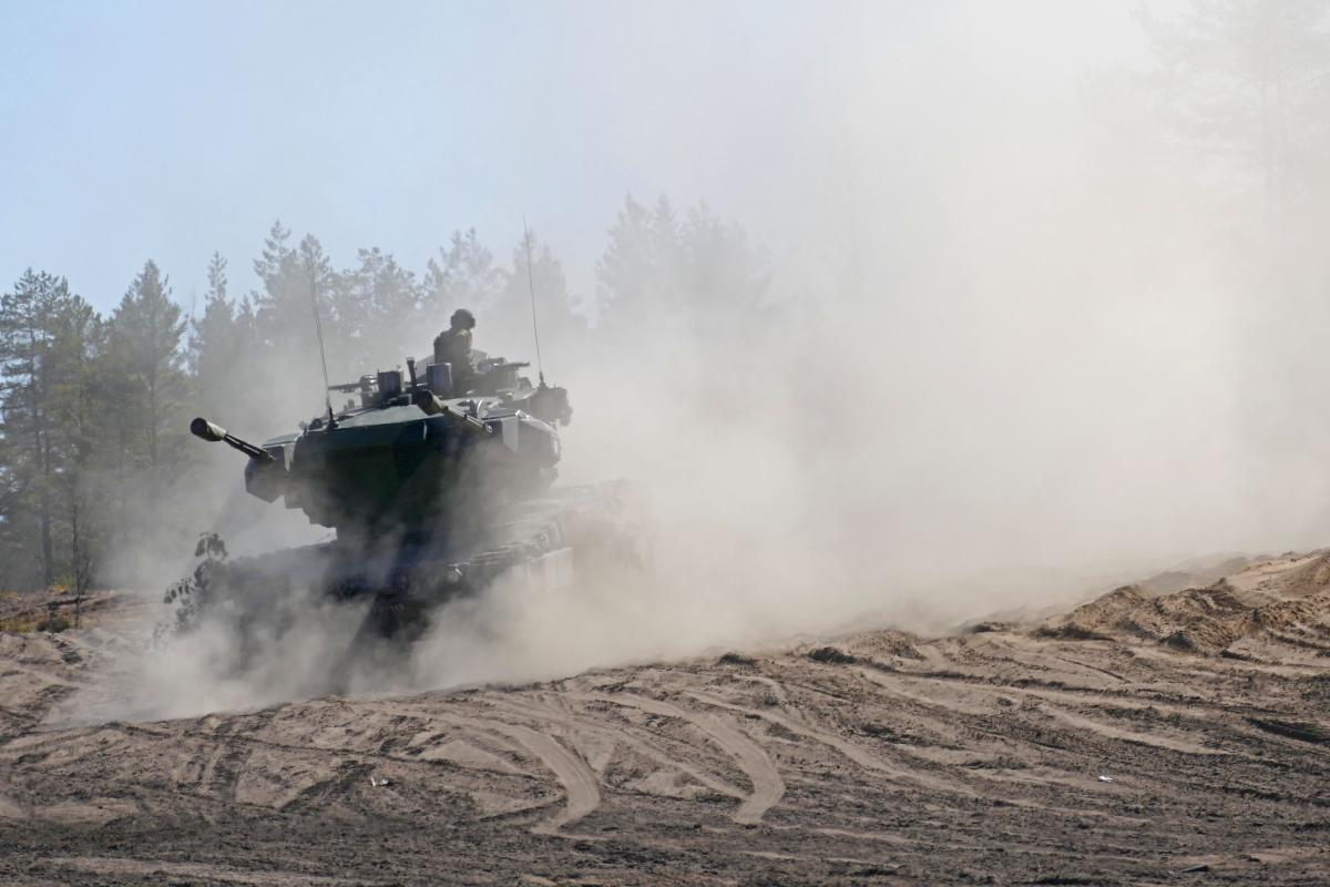 Ilmatorjuntapanssarivaunu Marksman ajaa hiekalla ja hiekka pöllyää