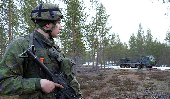 Sotilas seuraa taustalla näkyvää raketinheitinajoneuvoa