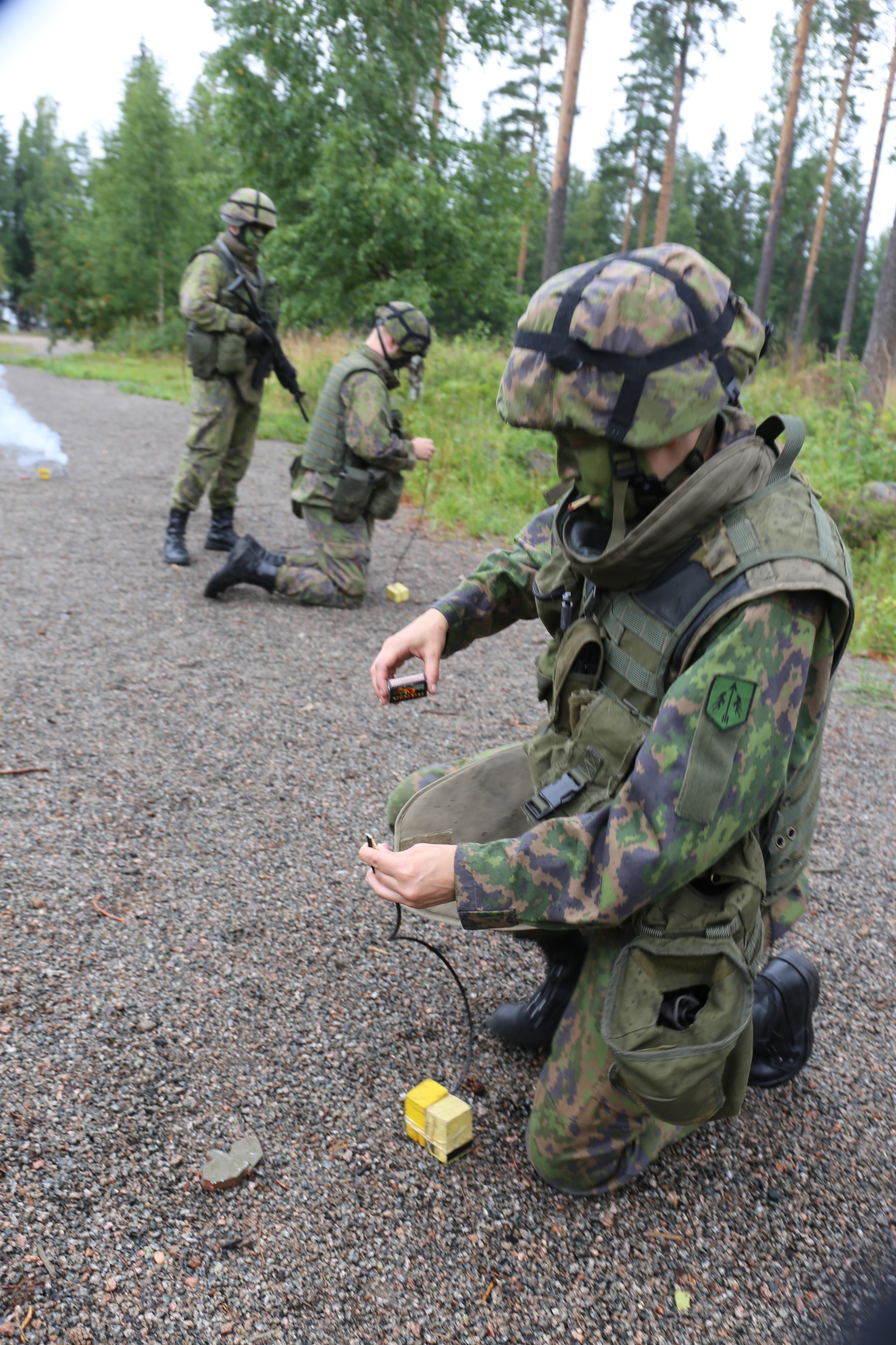 Sotilaat panostavat räjähteitä hiekkatiellä