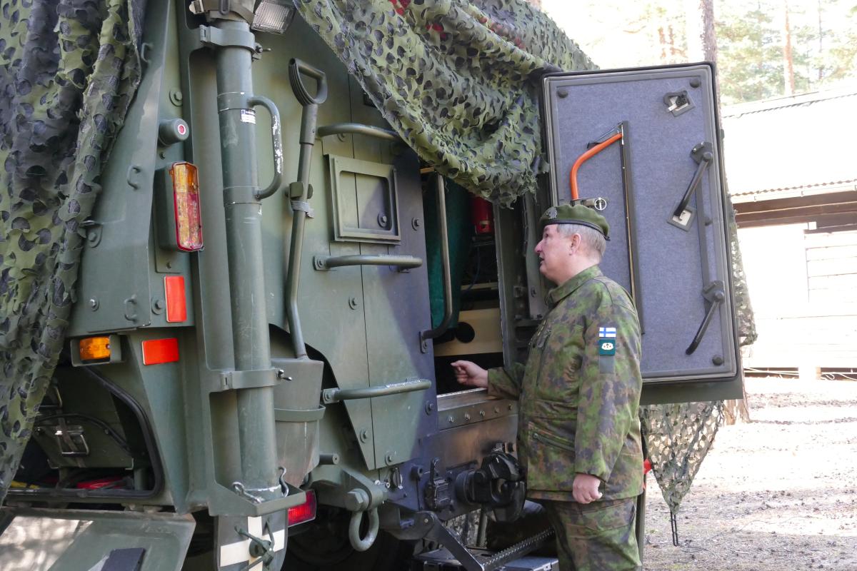 Eversti Kuokkanen katsoo miehistönkuljetuspanssarivaunun sisälle