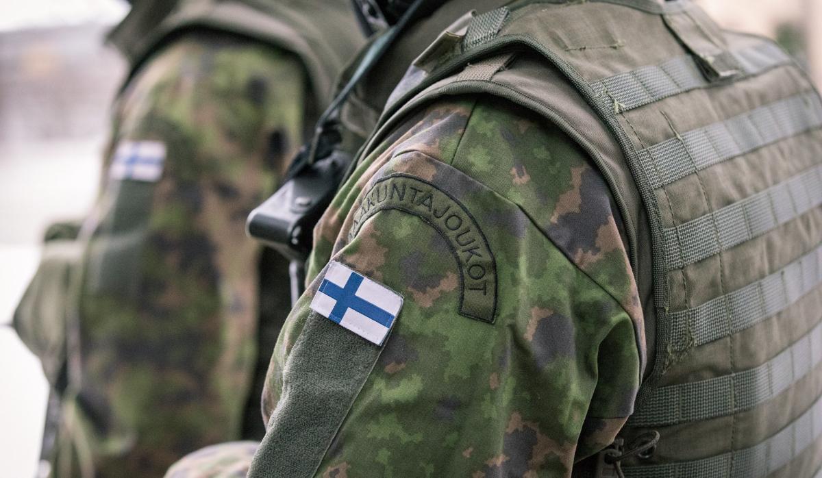 Sotilaan hiha, jossa on suomen lippu ja teksti: Maakuntajoukot