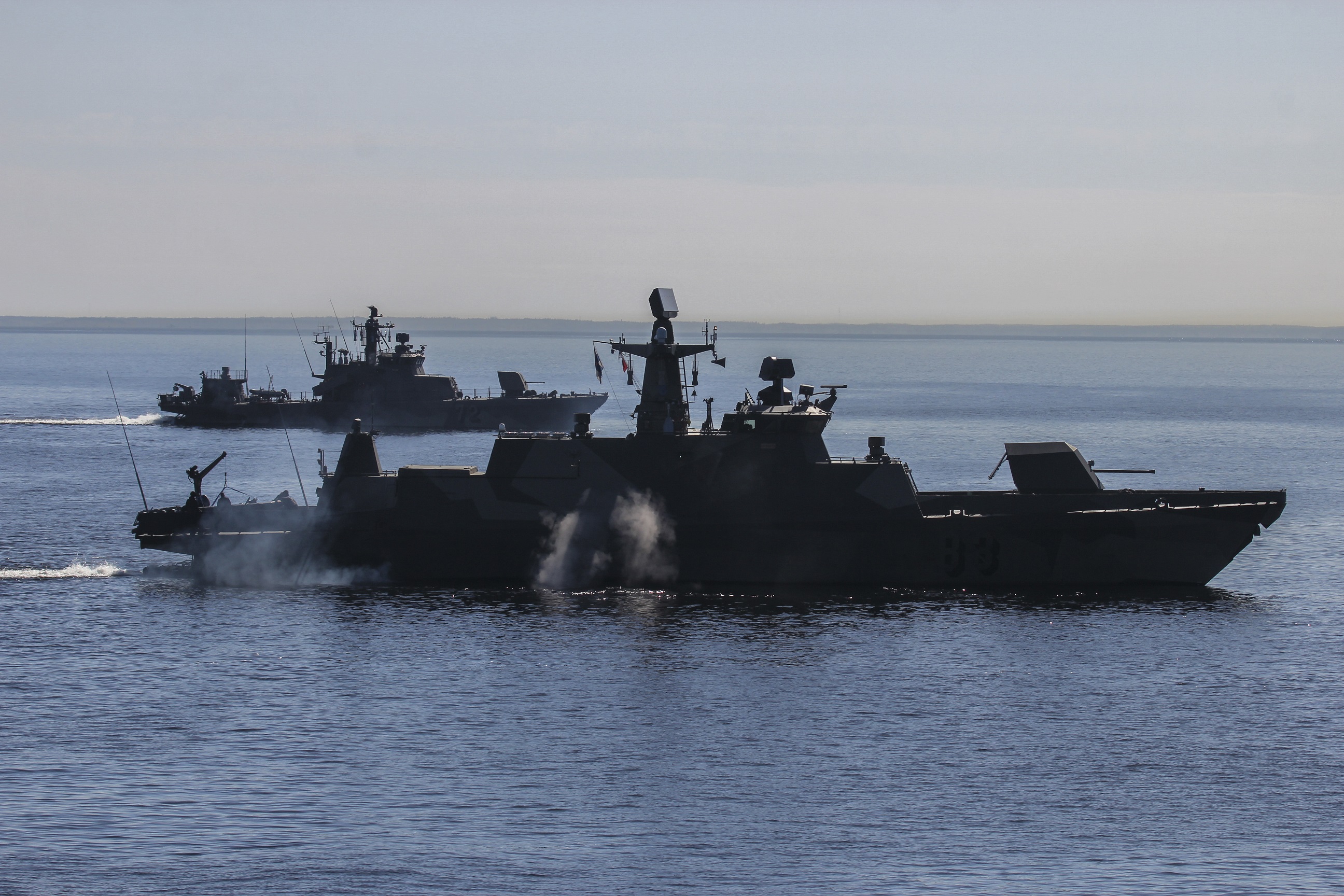 Kaksi aseistettua laivaa etenevät merellä