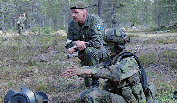 Maasotakoulun johtaja eversti Asko Muhonen johtaa Pohjoinen 18 -harjoituksen ja keskustelee varusmiehen kanssa maastossa.