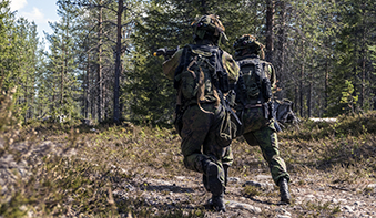 Valmiusyksikön varusmiehiltä vaaditaan nopeutta ja hyviä hoksottimia.