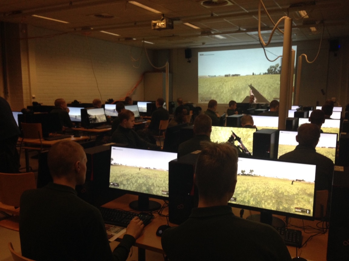 Soldater som spelar i en datorklass