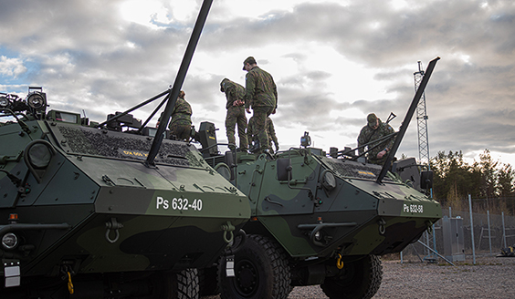 Reserviläisiä tutkimassa harjoitukseen osallistuvaa panssariajoneuvoa XA-185.