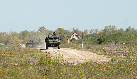 Kolme maavoimien pasia hiekkatiellä Virossa Hedgehog 22 -harjoituksessa.