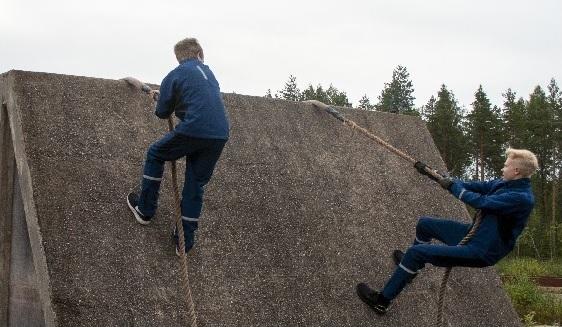 Varusmiehiä pelaamassa jalkapalloa