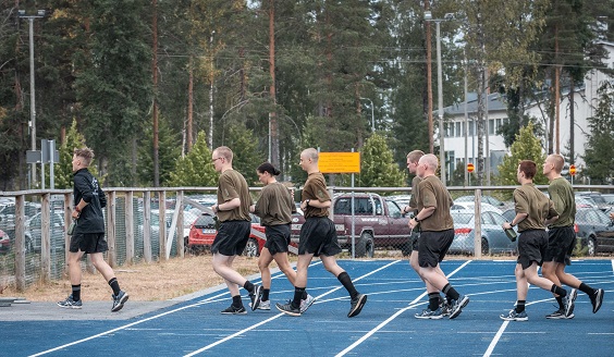 Porin prikaatin varusmiehiä juoksuharjoituksessa Säkylän urheilukentällä