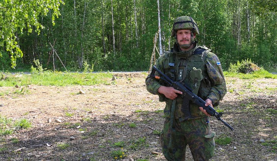 Kuvassa reservin luutnantti Janne Paajanen taisteluvarustuksessa.