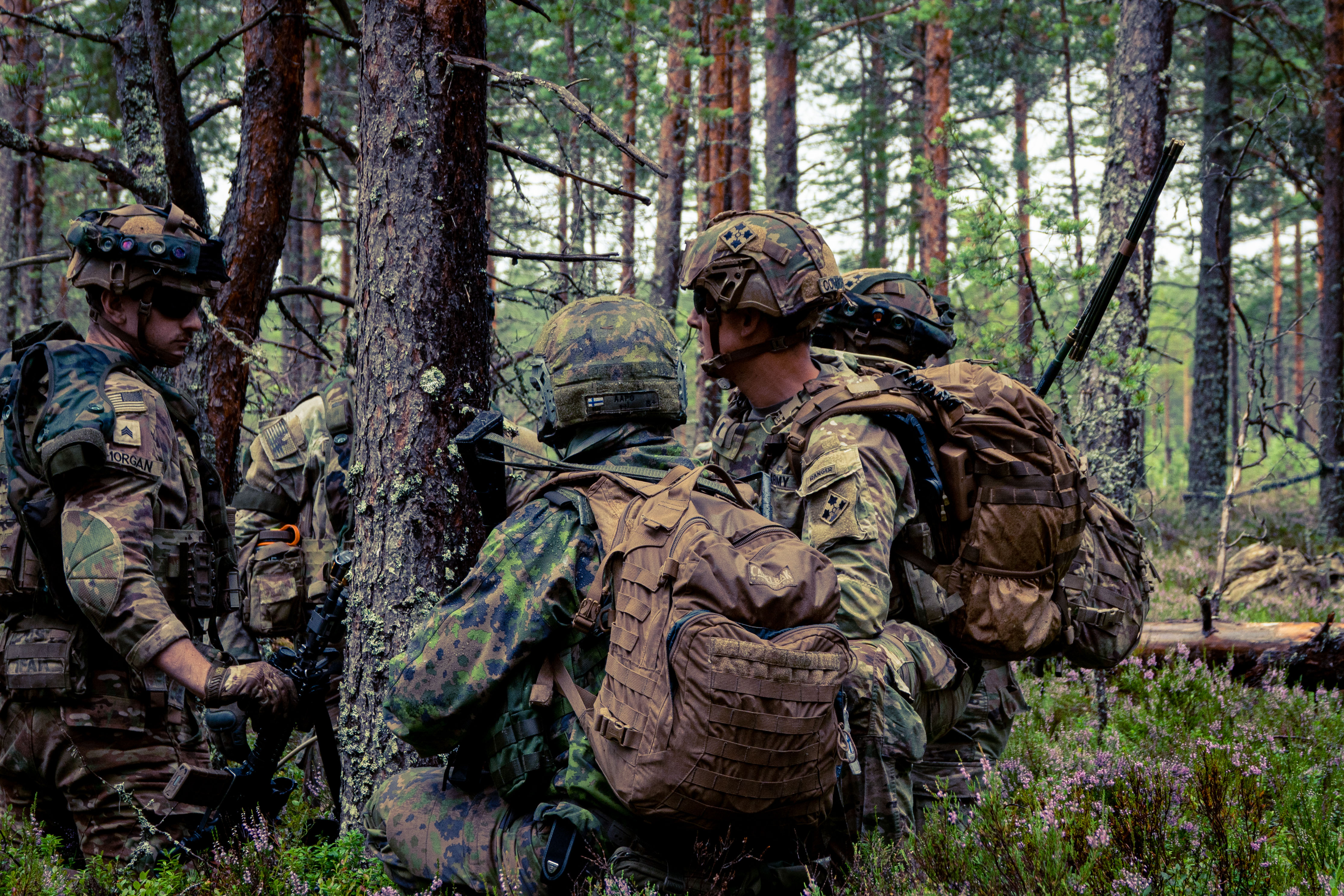 Yhdysvaltalaisia ja suomalaisia sotilaita keskustelemassa kyykyssä harjoituksessa Pohjankankaalla.