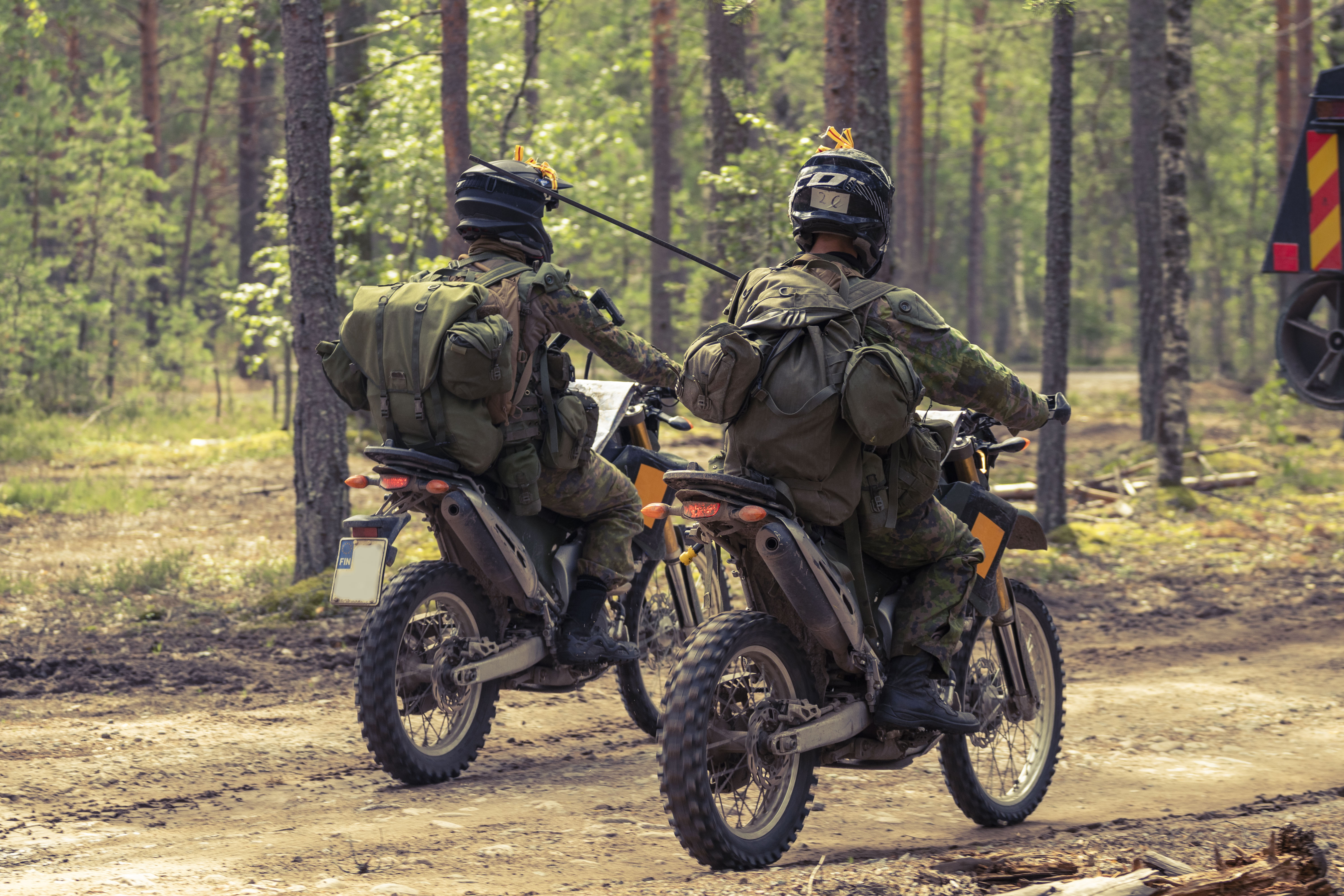 Kaksi suomalaista sotilasta ajamassa moottoripyörillä.