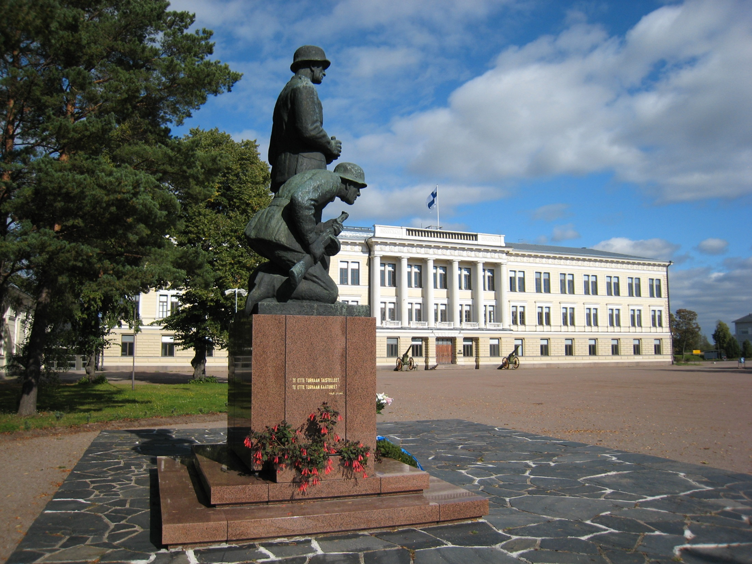 RUK:n päärakennus ja patsas Haminassa.