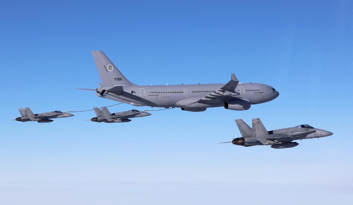 A330 MRTT -ilmatankkauskone ja kolme suomalaista F/A-18 Hornet -hävittäjää