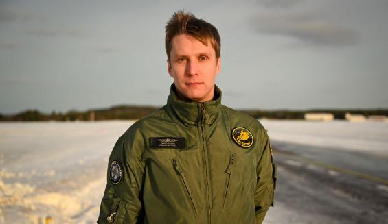Kapteeni Joonas Saukko kuvattuna talvisena päivänä kiitotien laidalla.