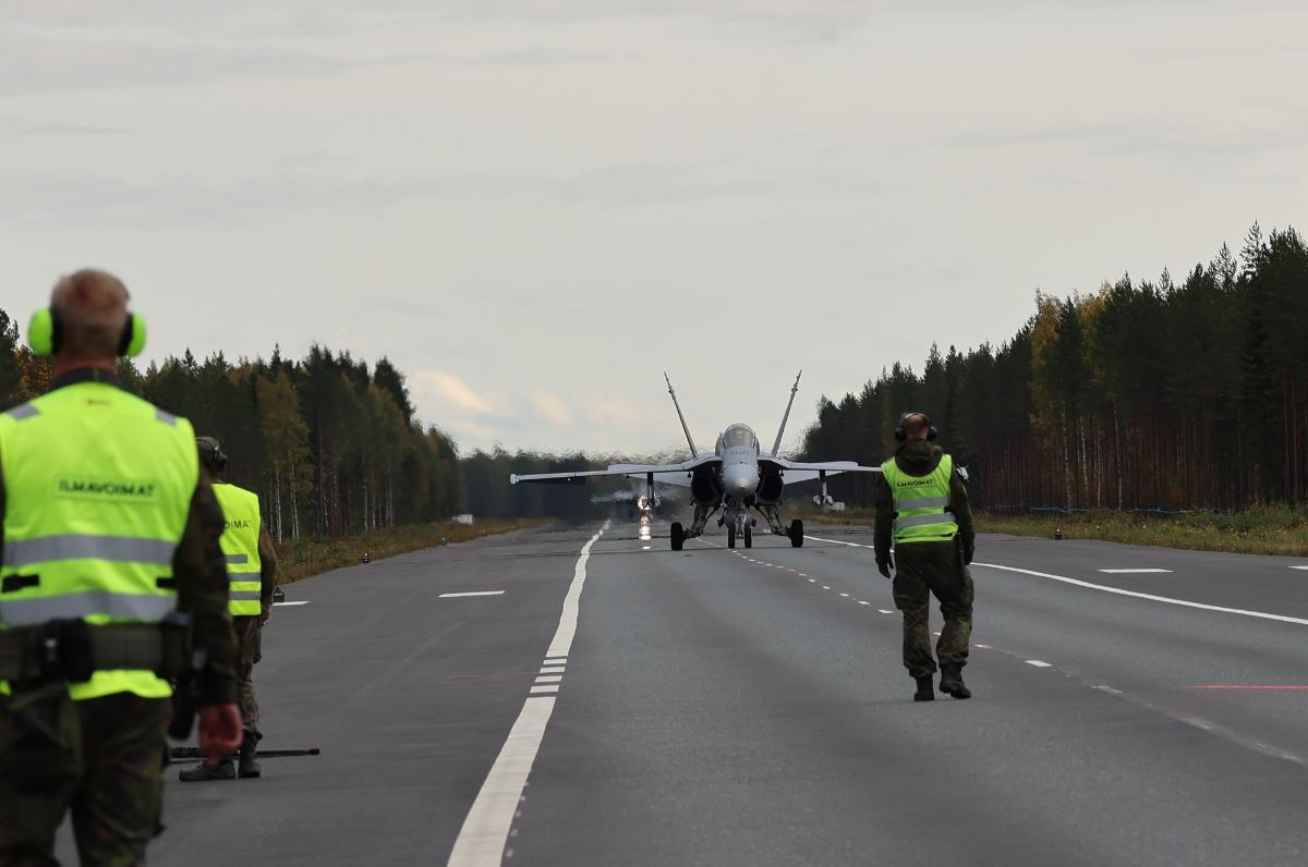 F/A-18 Hornet-jaktplan har landat på reservlandningsplatsen och personal.