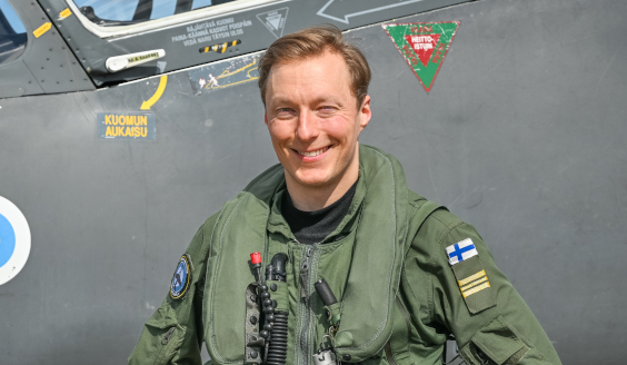 Captain Tuomo Lillberg next to a Hawk jet trainer.