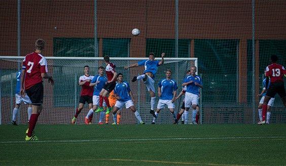 Soldater spelar fotboll.