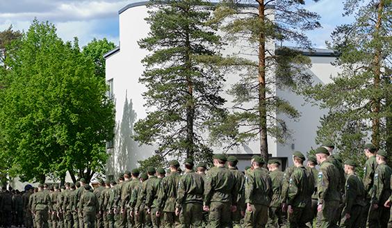 Suuri joukko varusmiehiä kulkemassa kolmijonossoa
