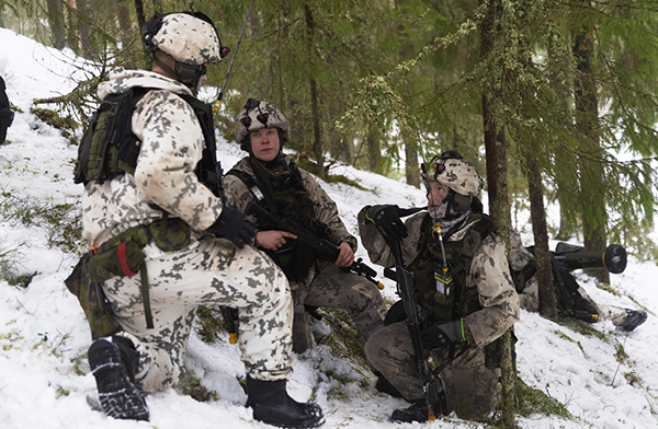Sotilaita lumisessa metsässä.