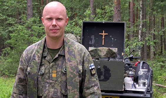 Sotilaspastori maastossa.