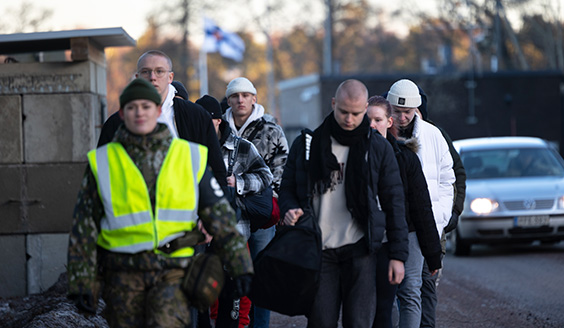 Kuvassa alokkaita saapumassa palvelukseen Santahaminaan. 