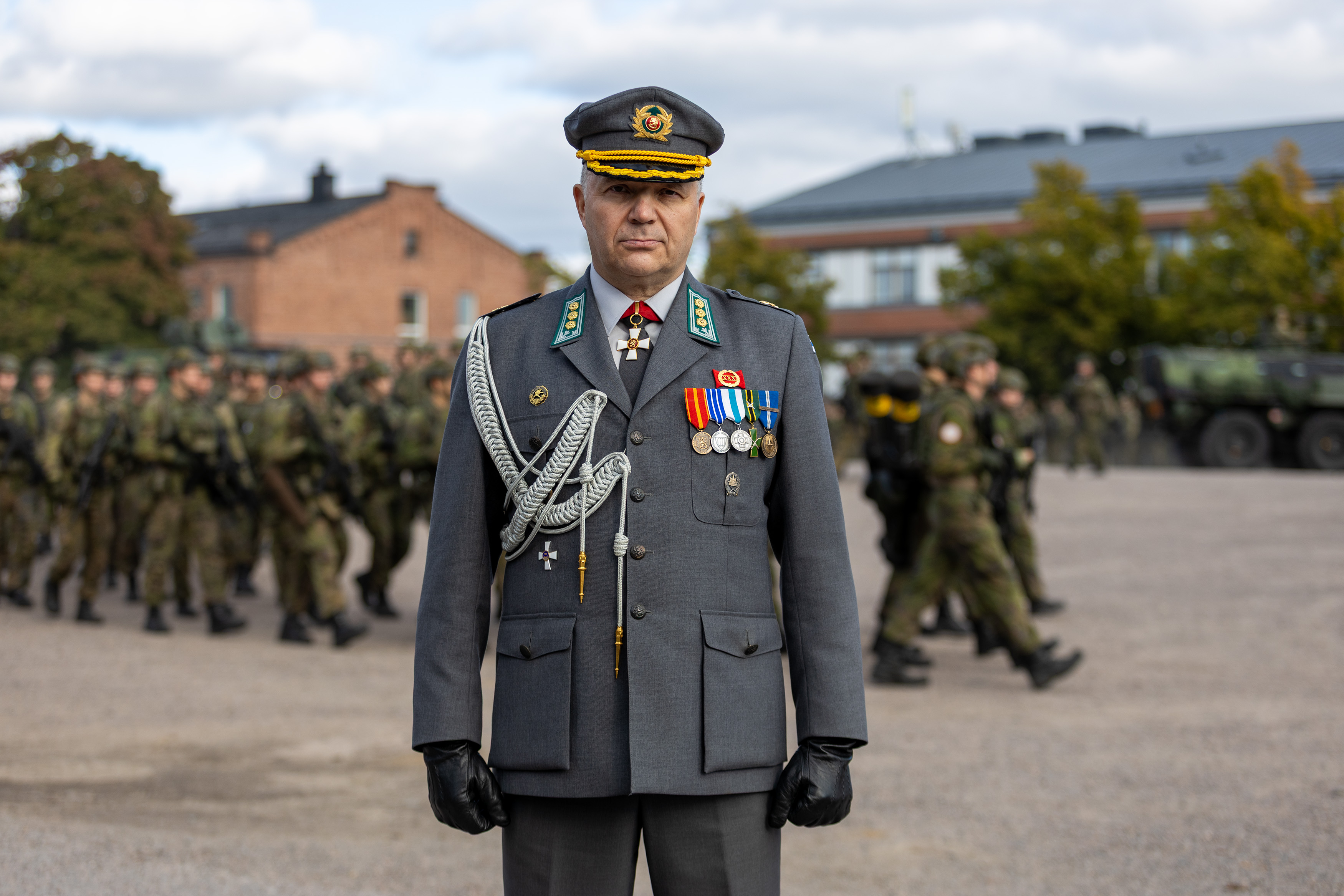 Eversti Ari Lehmuslehti Santahaminan paraatikentällä syyskuussa 2025.