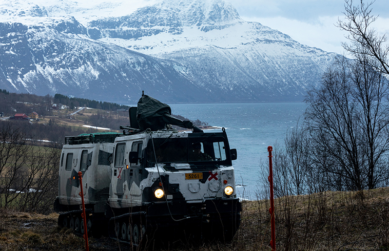 Telakuorma-auto Pohjois-Norjan maisemassa