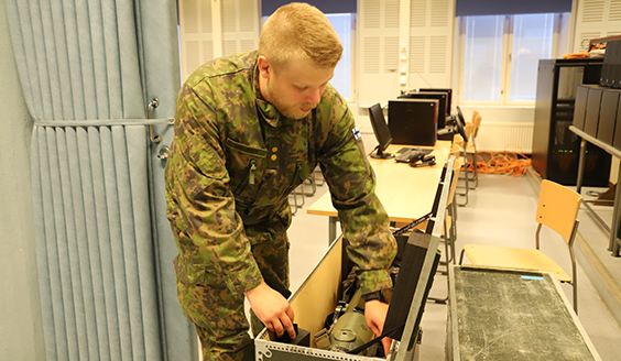 sotilas nostaa pahvilaatikosta simulaattoria