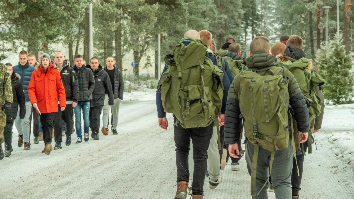 Alokkaita kantamassa varusteitaan ensimmäisenä palveluspäivänä.