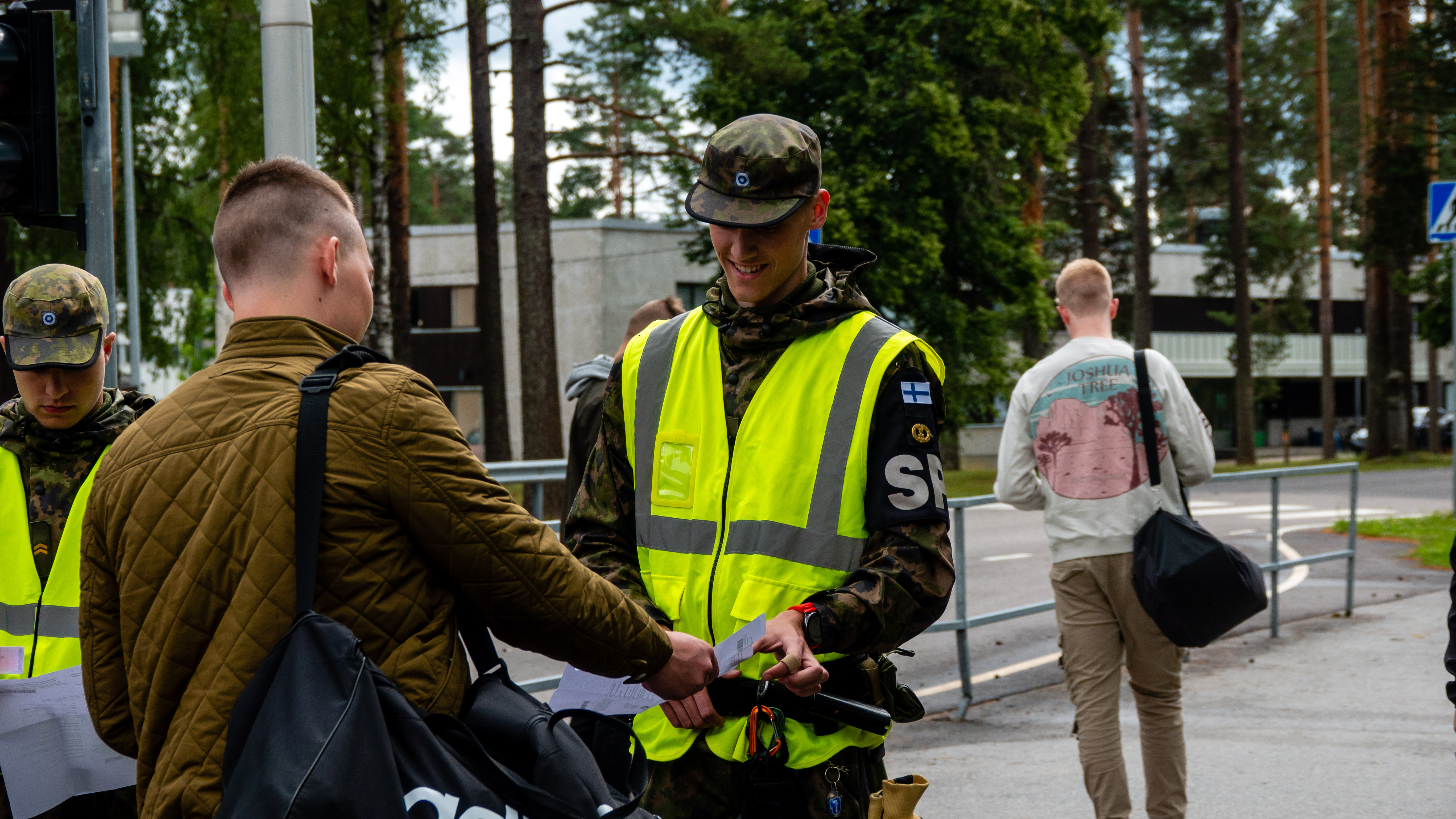 Varusmiehiä tulossa palvelukseen.