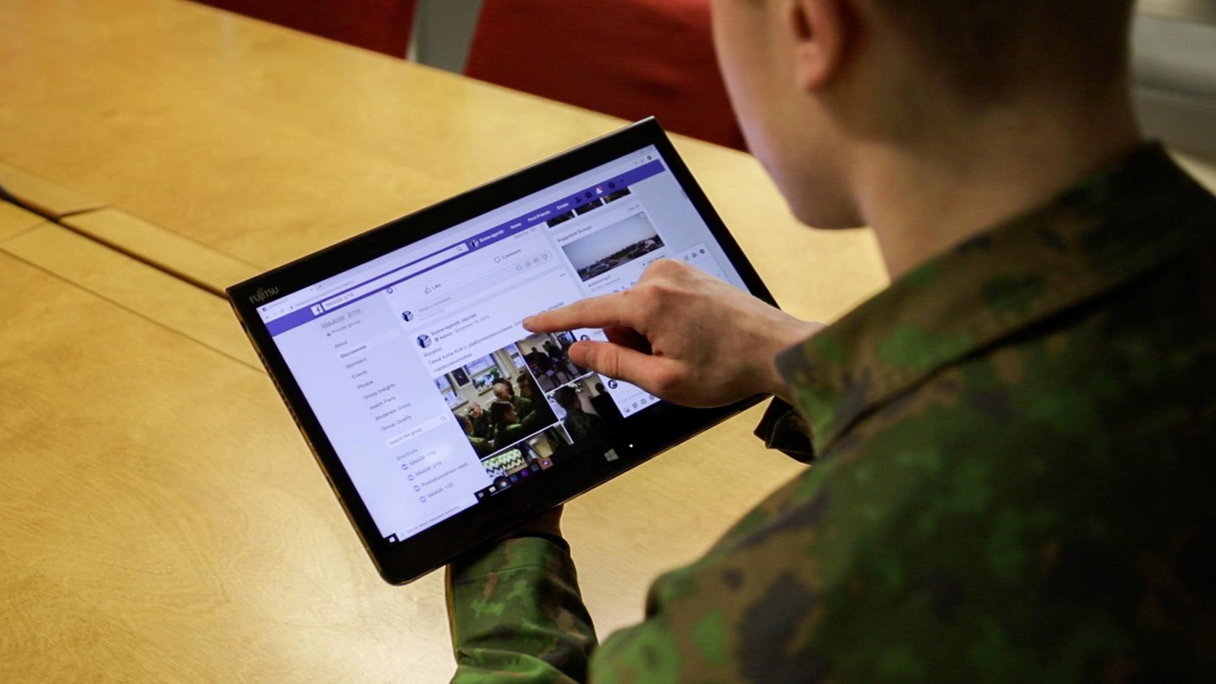 Varusmies käyttämässä tablettia