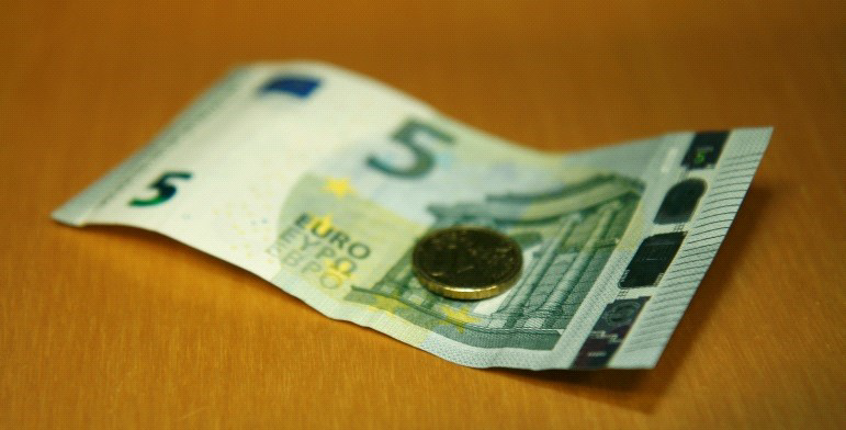 viiden euron seteli ja 10 sentin kolikko