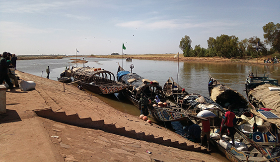 Ihmisiä joenrannassa Malissa