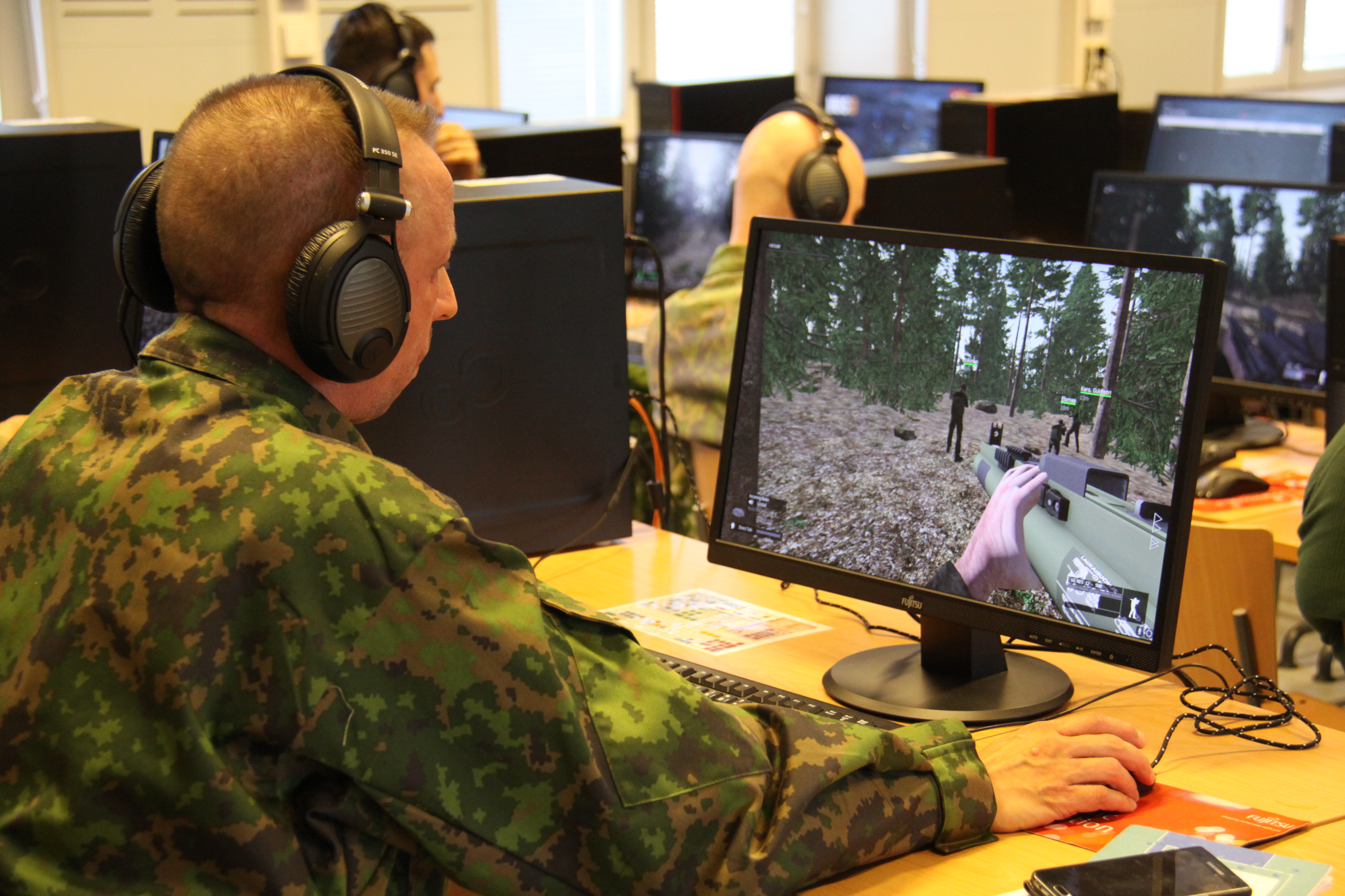 Varusmiehet harjoittelevat sotimista tietokoneluokassa simulaation avulla